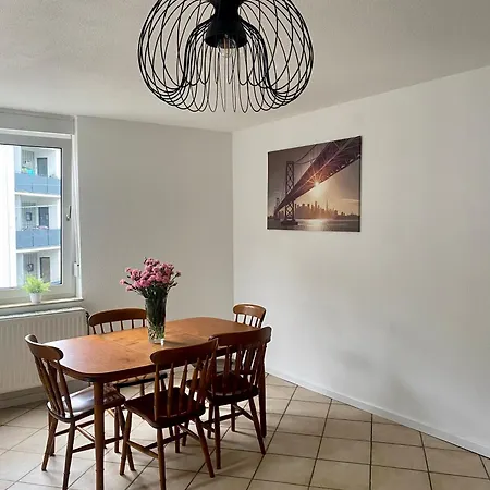 Spacious 3-bed Wifi, Netflix, Self Check-in Apartment *
